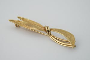 2562- Chique geel-gouden gematteerde Broche / Speld - strikmodel - 14 karaat kopen? Bied vanaf 100!