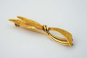 2562- Chique geel-gouden gematteerde Broche / Speld - strikmodel - 14 karaat verkocht voor € 100!