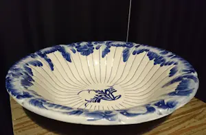 Niet of onleesbaar gesigneerd - Grote schaal met handgeschilderde motieven kopen? Bied vanaf 1!