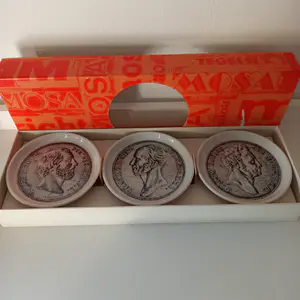 N.V. Porselein- en Tegelfabriek Mosa - Onderzetters, keramiek, van Willem 1, 2 en 3. Nieuwstaat kaufen? Bieten Sie von 1!
