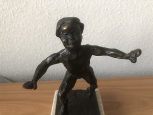Brons (Onbekend) - Prachtig beeldje - Kindje dat zijn eerste stapjes zet. kopen? Bied vanaf 35!