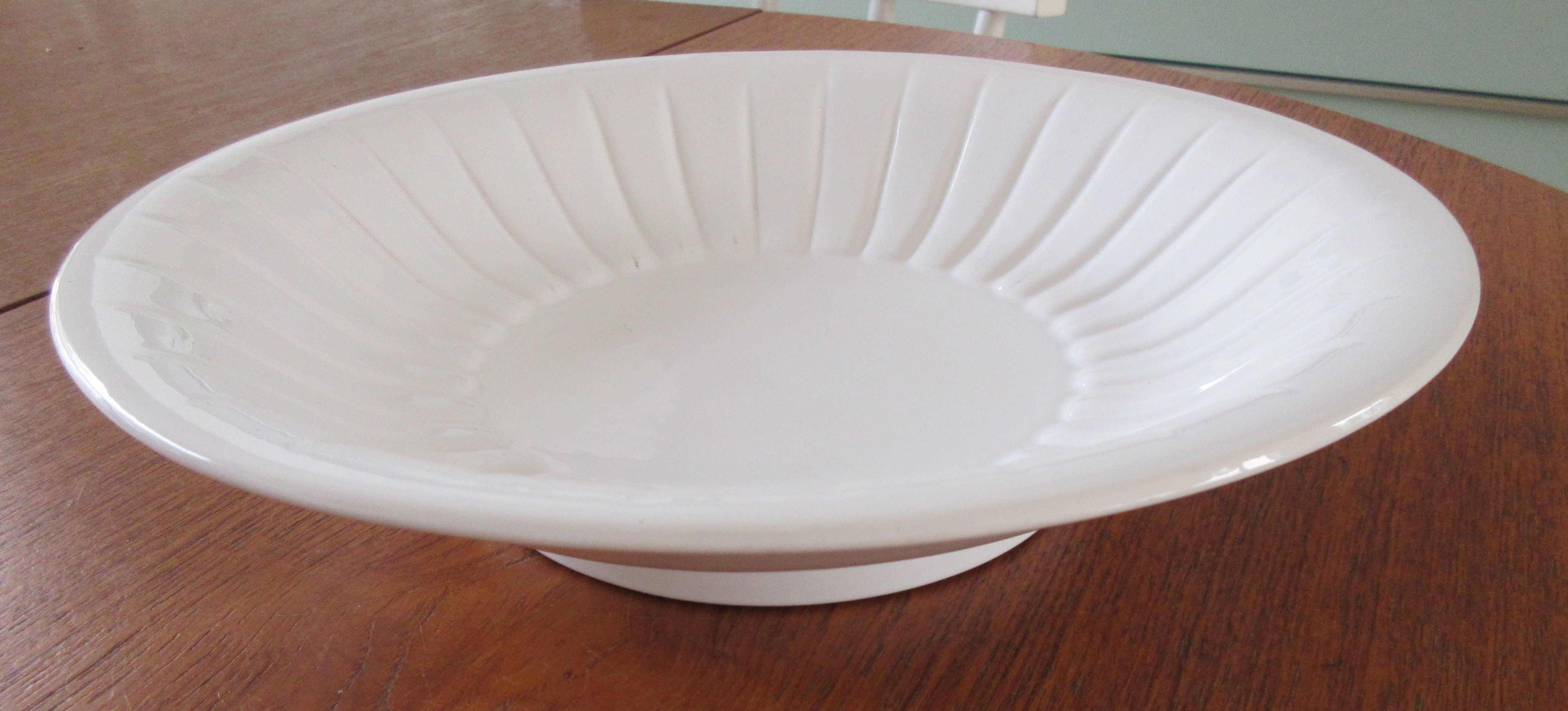 Kunstaardewerkfabriek Regina - Wit platelen gelobte fruitschaal kopen? Bied vanaf 20!