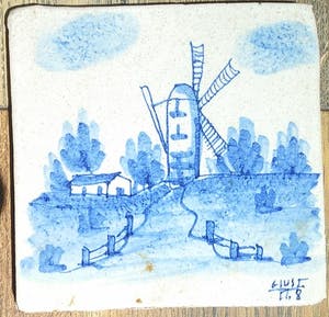 Niet of onleesbaar gesigneerd - Keramieke tegel van een molen 1718 onleesbare signatuur kopen? Bied vanaf 10!