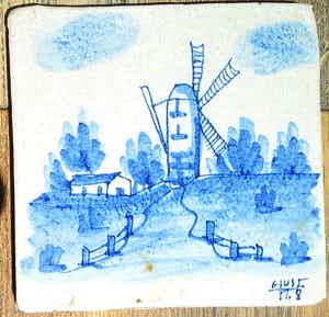 Niet of onleesbaar gesigneerd - Keramieke tegel van een molen 1718 onleesbare signatuur verkocht voor € 10!