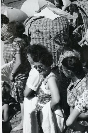 Kees Scherer - 'Drukte op het strand van Zandvoort' 1949 kopen? Bied vanaf 150!