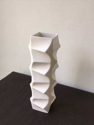 Hutschenreuther - Zeldzaam grote Reliëfvaas h 35 cm uit de serie Archais ontwerp Heinrich Fuchs kopen? Bied vanaf 135!