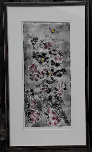 Jeanne Bieruma Oosting - Ingelijste kleuren ets: 'Hommel in de bloesem' kopen? Bied vanaf 495!