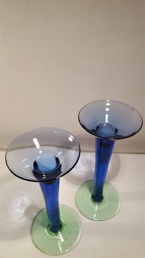 Niet of onleesbaar gesigneerd - Twee design glazen kaarsenhouders blauw met groene voet kopen? Bied vanaf 1!