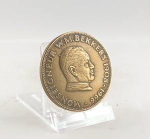 Luc van Hoek - Bronzen penning, Monseigneur W.M. Bekkers kopen? Bied vanaf 1!