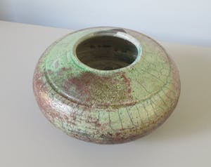 Henk Bodewes - RAKU bolvaas met koper oxyde glazuur in rood en pistache groen kopen? Bied vanaf 38!