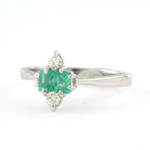 18k witgouden ring met smaragd en diamant 0.10 ct - rm 17.5 kopen? Bied vanaf 230!