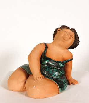 Niet of onleesbaar gesigneerd - Aardewerk, Zittende dame in badkleding verkocht voor € 1!