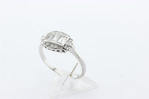 Art-deco stijl plaatring gezet met 3 baquette geslepen diamanten kopen? Bied vanaf 1150!