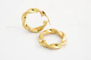 138 - Paar grote 18 karaats gouden gedraaide oorringen - gefaseerde afwerking kopen? Bied vanaf 260!