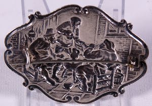 Zilveren broche met voorstelling in reliëf kopen? Bied vanaf 1!