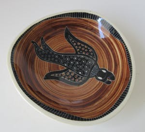 Niet of onleesbaar gesigneerd - Zeldzaam hand gedecoreerd schaaltje door George Pravda (Aus. Acteur) kopen? Bied vanaf 1!