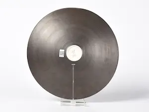 Niet of onleesbaar gesigneerd - Ronde gekleurde keramiek schaal met geometrisch patroon kopen? Bied vanaf 1!