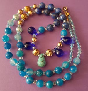 Niet of onleesbaar gesigneerd - Collier van lapis lazuli,blauw agaat,Murano glas druppels en turquoise kopen? Bied vanaf 1!