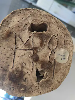 Mieke Holt - "Oude boerin in de wind" 1981 kopen? Bied vanaf 45!