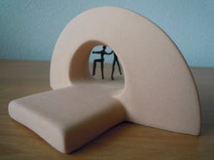 Corry Ammerlaan - Prachtig keramiek beeldje met 2 bronzen figuurtjes onder boog. kopen? Bied vanaf 25!