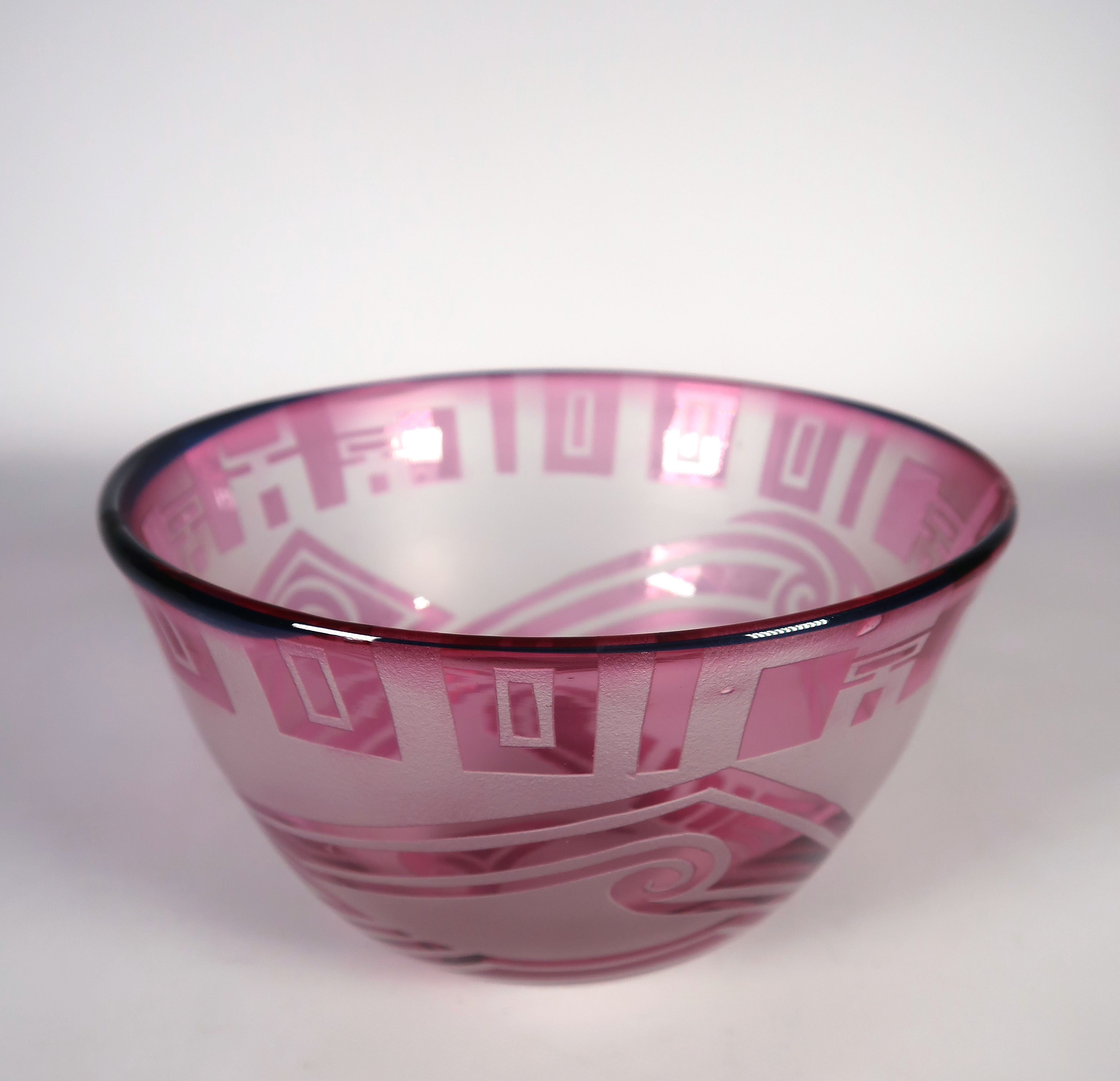 Niet of onleesbaar gesigneerd - Glas, Roze schaal met geometrische patronen kopen? Bied vanaf 1!