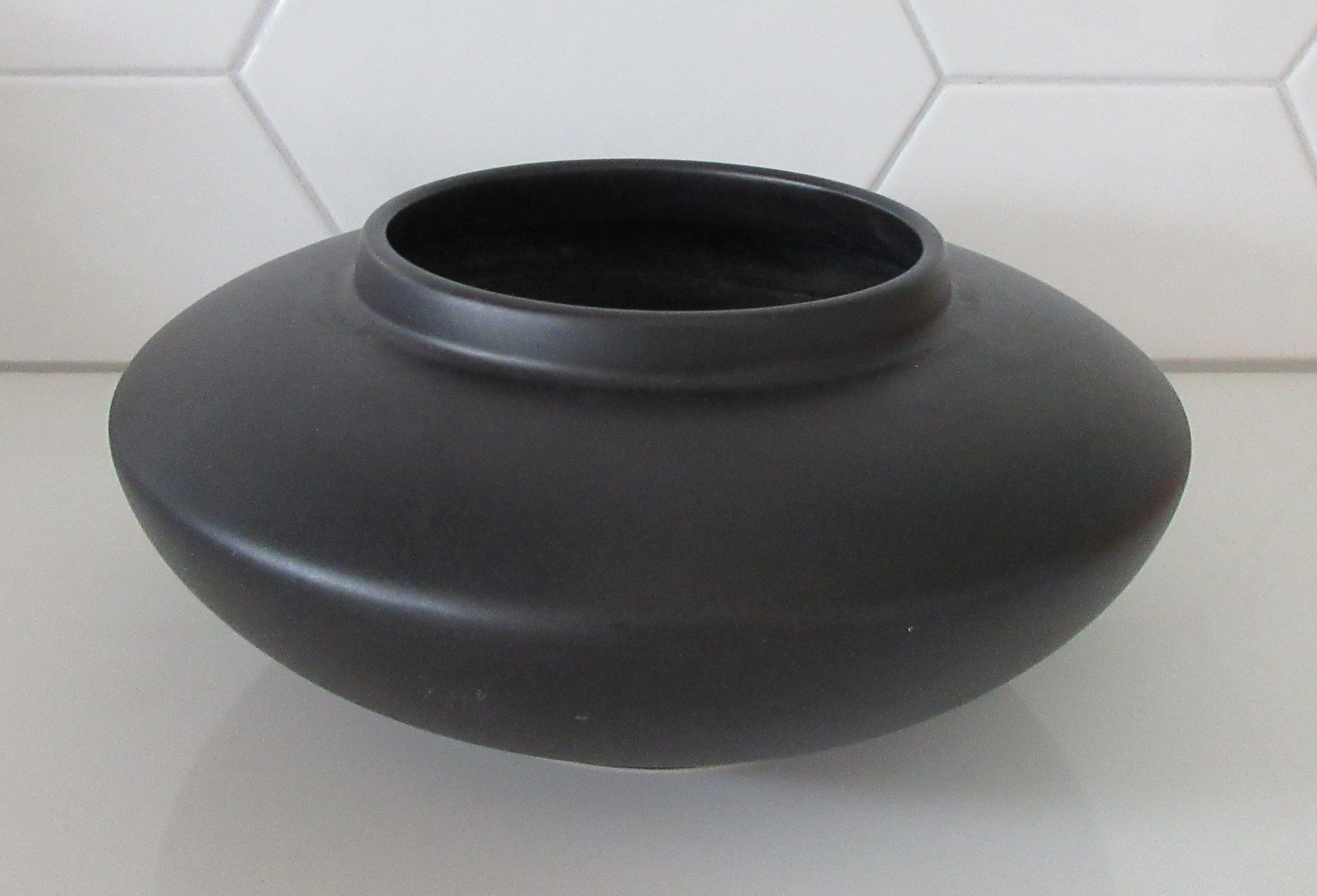 Niet of onleesbaar gesigneerd - Art Deco mat zwarte platelen discus vaas kopen? Bied vanaf 1!