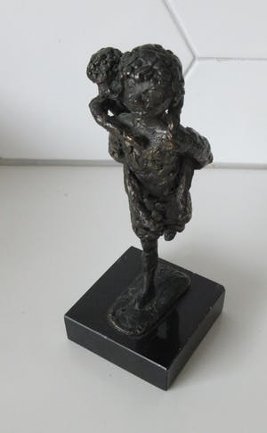 Astrid Veldhuyzen-Koppen - Bronzen Beeld Rennende moeder met kind op haar rug kopen? Bied vanaf 48!