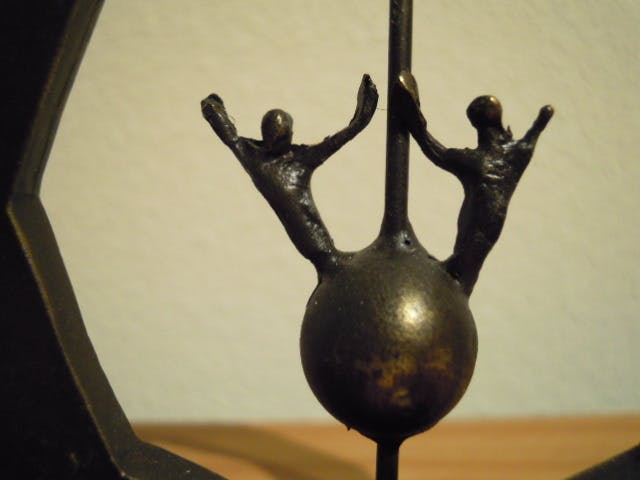 Corry Ammerlaan - Prachtig bronzen beeldje - 2 Mensen op een wereldbol in een cirkel. kopen? Bied vanaf 35!