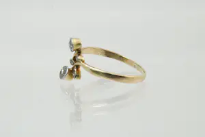 32- Elegante 14krt goud & diamanten "cross-over" ring met 0.30ct oud slijpsel kopen? Bied vanaf 160!