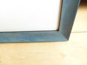Klaas Gubbels - Zeefdruk, zwarte kan op blauwe tafel, mooi ingelijst. kopen? Bied vanaf 375!