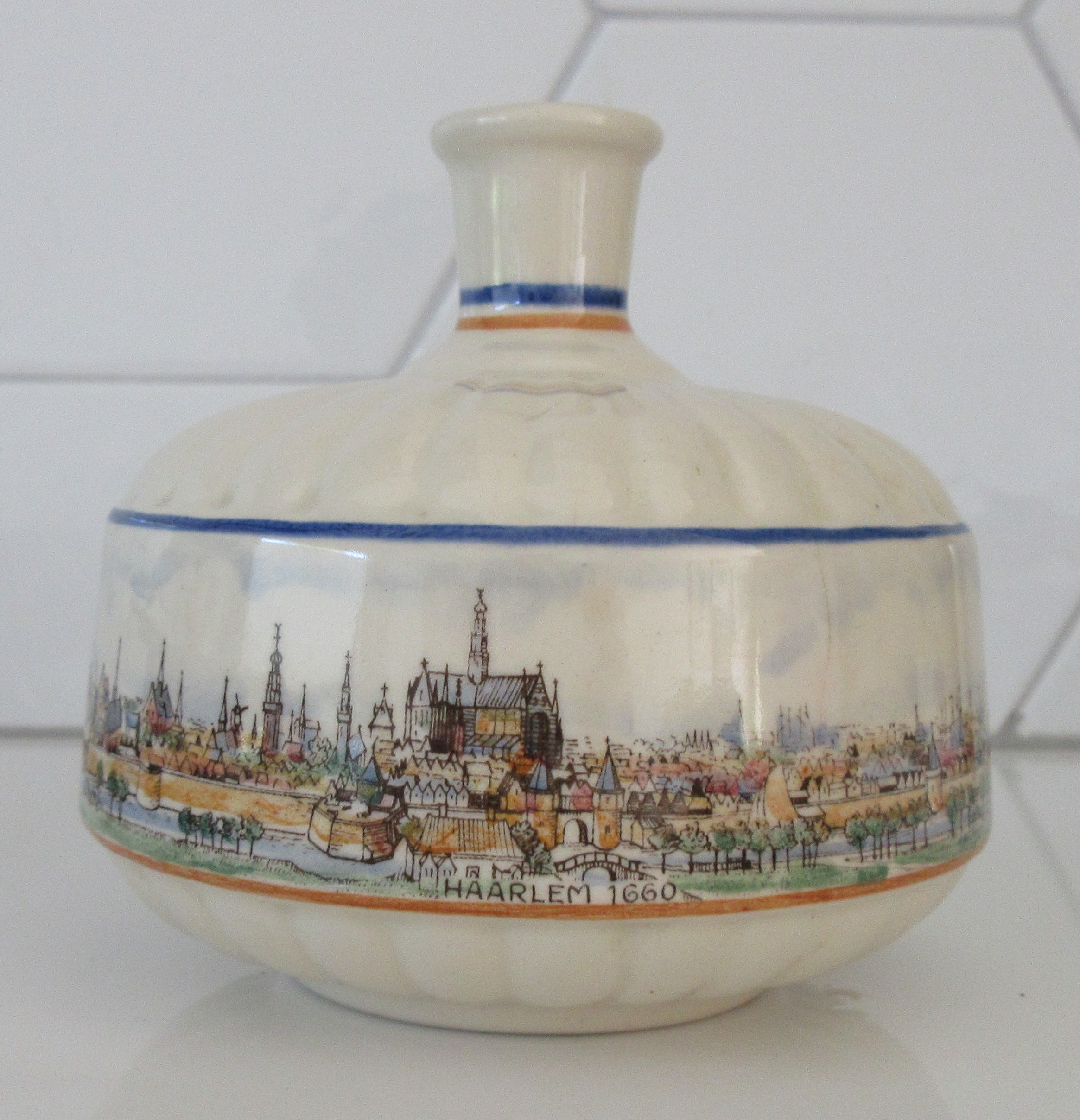 Plateelfabriek Schoonhoven N.V. - Delfts vaasje ter ere van de stad Haarlem in 1660 kopen? Bied vanaf 15!