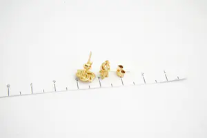 152- Vrijwel nieuw paar 14 karaats gouden Surinaamse mattenklopper oorstekers kopen? Bied vanaf 80!