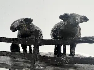 Adri de Waard - Bronzen sculptuur | 'Schaapjes achter een hek' kopen? Bied vanaf 1!
