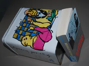 Herman Brood - groot bewaarblik, 2 boeken, serviesgoed kopen? Bied vanaf 50!