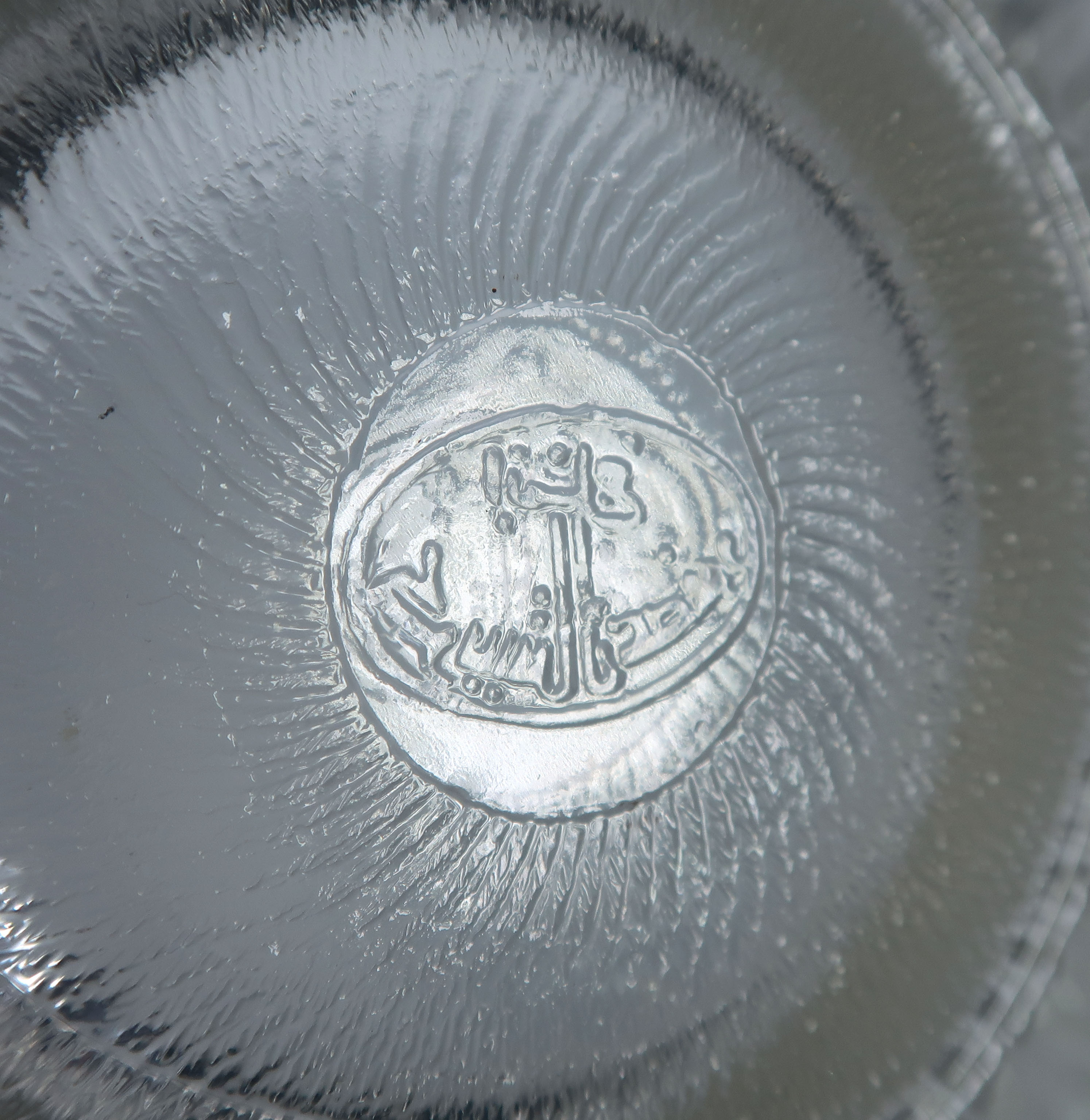 Niet of onleesbaar gesigneerd - Glas, Platte schaal kopen? Bied vanaf 1!