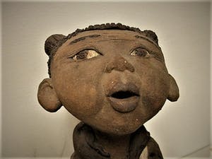 Niet of onleesbaar gesigneerd - Groot Chinees Henan Xinxiang aardewerk beeld "Meisje met tas" gesigneerd kopen? Bied vanaf 1!