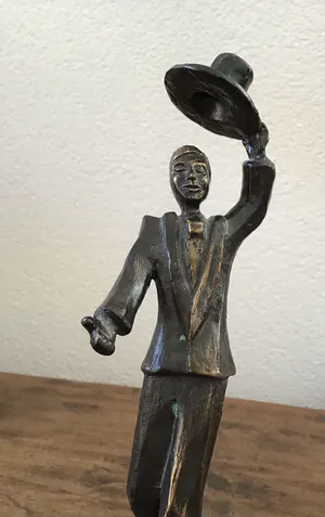 Brons (Onbekend) - Rob Verhoeven, Beeld Man zwaaiend met hoed, Gesigneerd kopen? Bied vanaf 45!