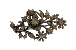 Fraaie antieke veerbroche ca. 1900 met 19 roosdiamanten kopen? Bied vanaf 395!