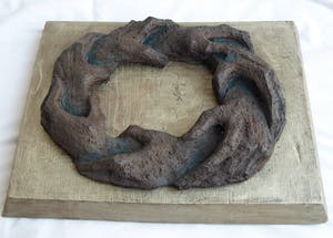 Klaas Pijlman - Aardewerk op hout , Handen ineen - ca. 1975 kopen? Bied vanaf 50!