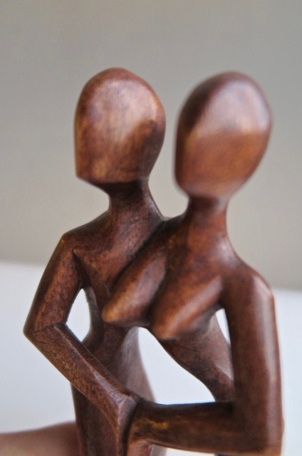 Niet of onleesbaar gesigneerd - Houtsnijwerk - Dancing love kopen? Bied vanaf 1!