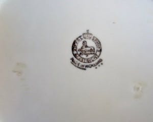 Firma Regout & Co - 2 Antieke Puddingvormen - Oud geel - met een Onderschotel - Gemerkt kopen? Bied vanaf 69!
