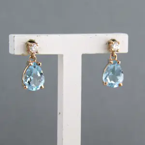 18k rosegouden oorhangers bezet met topaas en briljant geslepen diamant 0.08ct kopen? Bied vanaf 290!