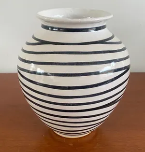 Niet of onleesbaar gesigneerd - Vintage kunstaardewerken vaas met zwart wit decor kopen? Bied vanaf 1!