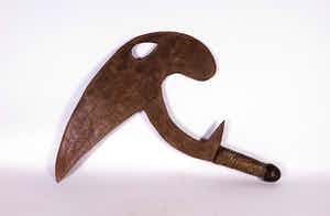 Kota - Werpmes en tevens betaalmiddel van ijzer, met koperen handgreep verkocht voor € 1!