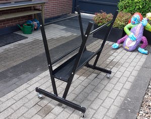 Curiosa - Verrijdbare zwarte stalen presentatiekribbe kopen? Bied vanaf 75!