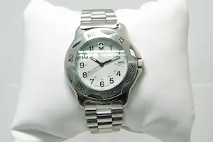 Acheter18- sportief Swiss Army Ricochet model 330 ft Rotating Bezel quartz polshorloge? Enchérissez de 15!