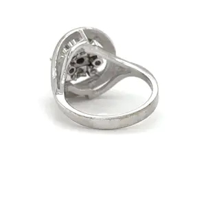 Hochwertiger Vintagering in 14 Karat Weißgold mit feinen Saphiren und Brillanten kopen? Bied vanaf 499!