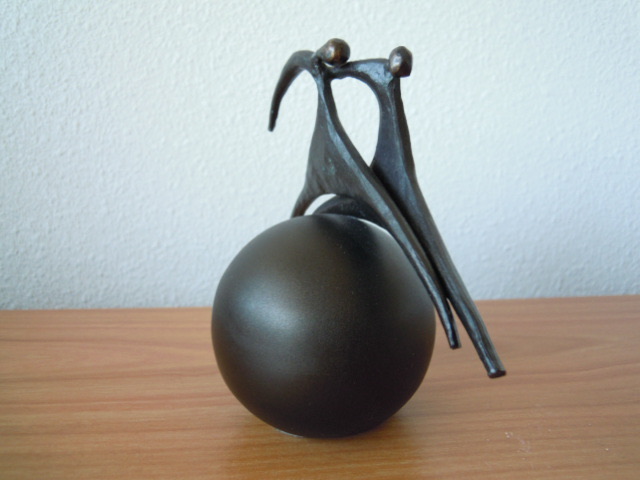 Corry Ammerlaan - Prachtig beeldje 2 mensen op [ wereld ] bol. kopen? Bied vanaf 35!