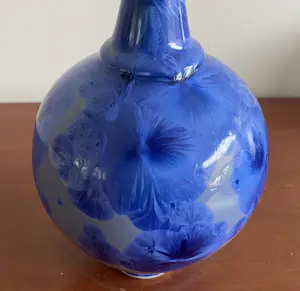 Willy van Bussel - Twee porseleinen flesvazen uitgevoerd in blauw kristallijn glazuur kopen? Bied vanaf 375!