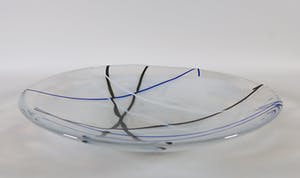 Anna Ehrner - Ronde grote schaal met blauwe en zwarte aders (+ een onbekende schaal) kopen? Bied vanaf 80!